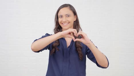 gesto del corazón mostrado por una niña india