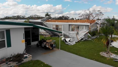 video de dron de 4k de casa móvil con techo removido por huracán en florida - 38