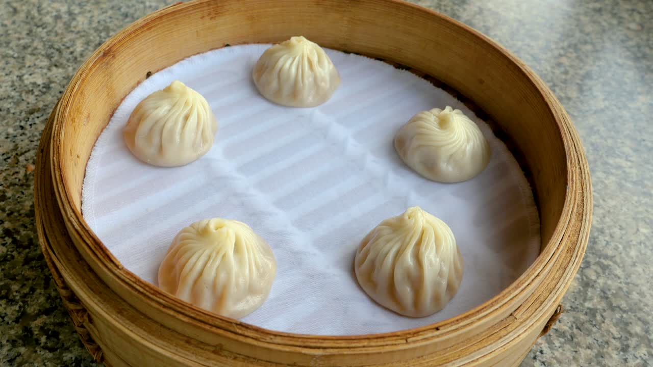 샤오롱바오 (xiao longbao) 의 밀접한 원 움직임, 중국 음식이나 타이완 음식의 레스토랑에서 을 는 돼지고기
