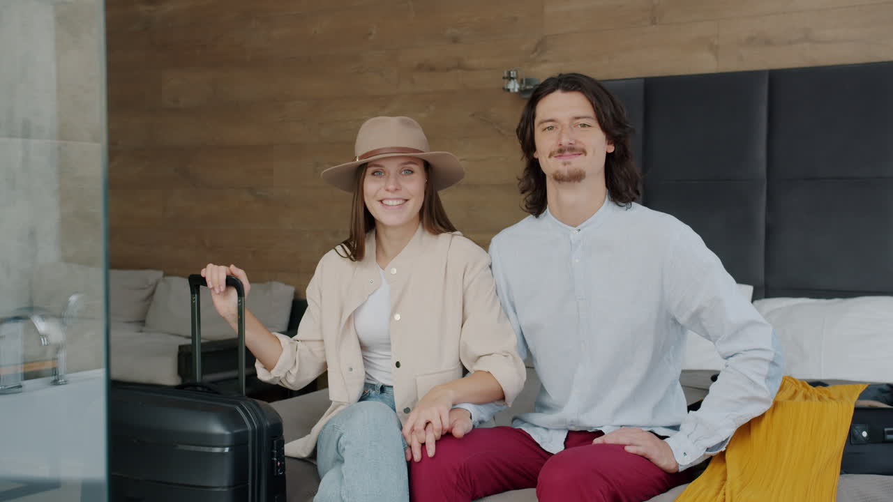 pareja en una habitación de hotel
