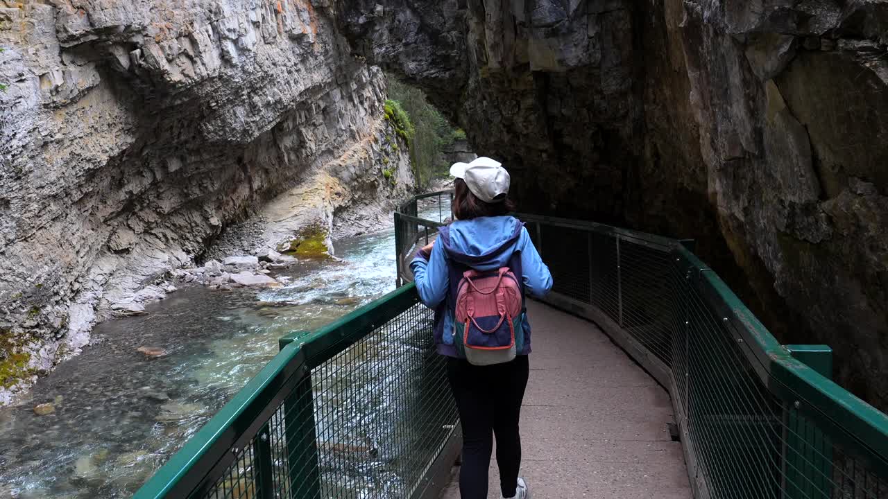 Kanyonda Yürüyüş Yapan Kadın