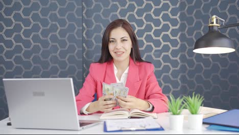 Rica-Joven-Mujer-De-Negocios-Contando-Dinero.