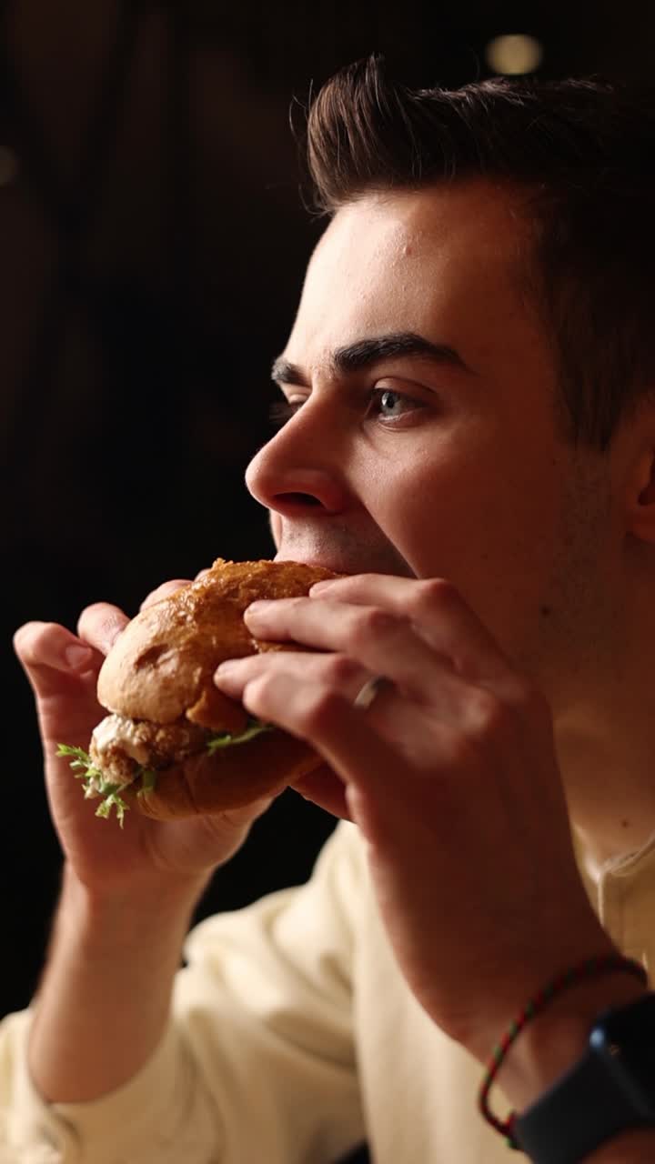 hombre comiendo una hamburguesa