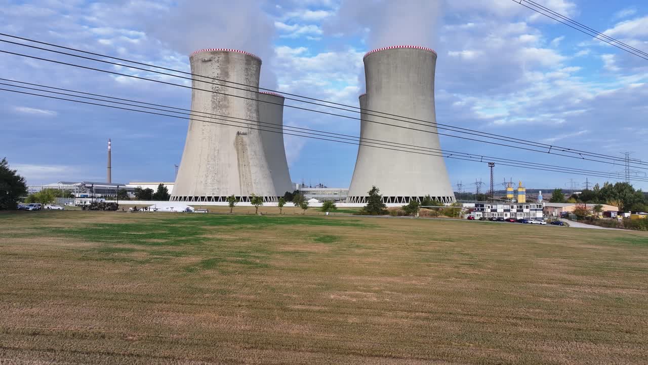 volando bajo los cables de las líneas eléctricas hacia las torres de refrigeración de las centrales nucleares
