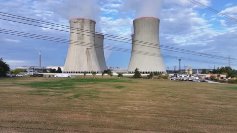 Volando-Bajo-Cables-De-Líneas-Eléctricas-Hacia-Torres-De-Enfriamiento-De-Plantas-De-Energía-Nuclear