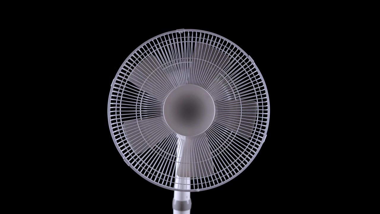 Hvid oscillerende standerventilator centreret mod en sort baggrund i nærbillede
