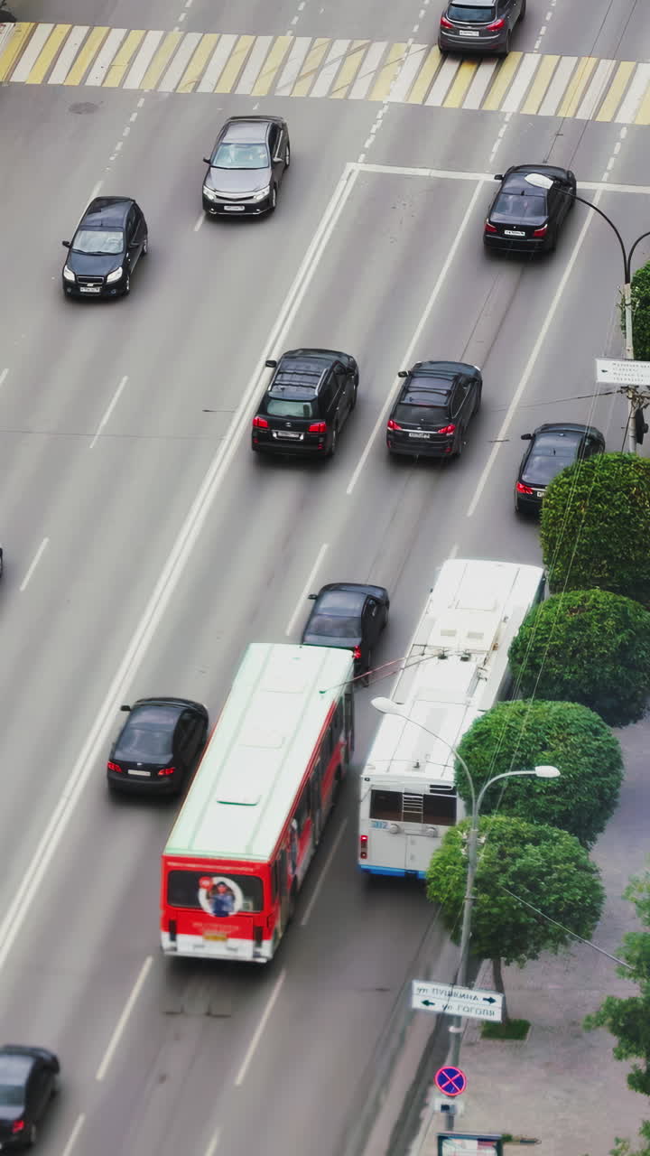 Lalu Lintas Jalan Kota dengan Bus dan Bus Troli