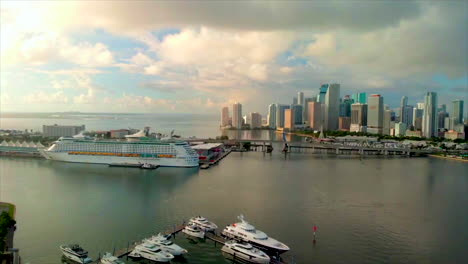 tomada aérea de un dron del horizonte de miami por la mañana 4k con un crucero