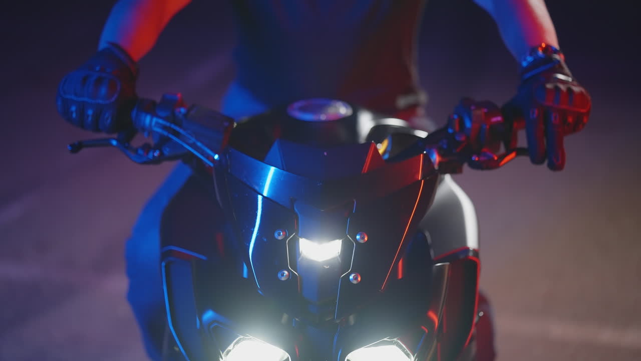 primer plano de la parte delantera de una motocicleta por la noche