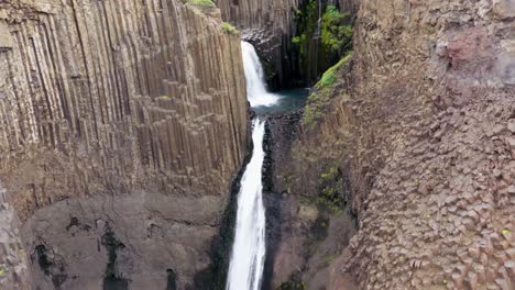 gran cascada en islandia desde arriba