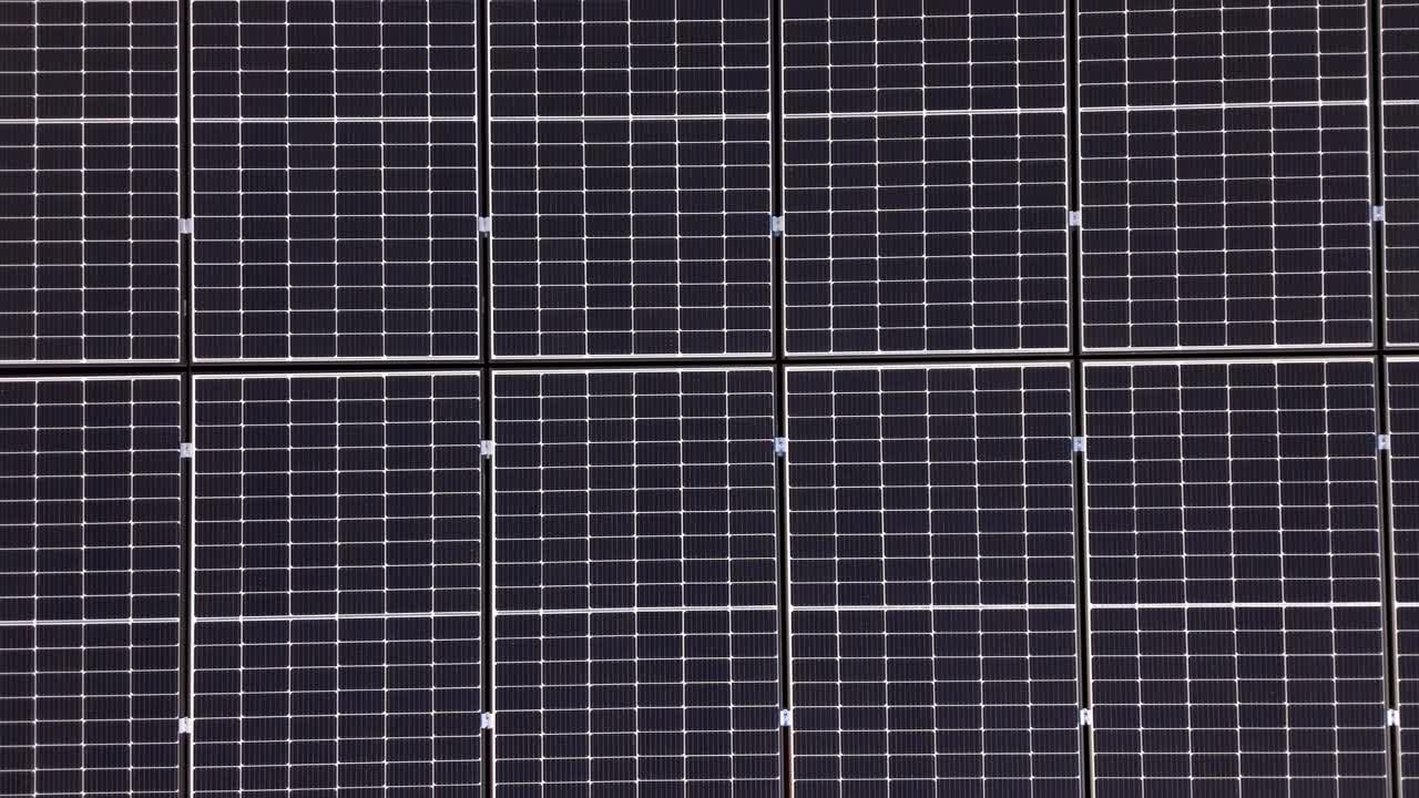 vista superior del sistema de celdas fotovoltaicas en el techo de la casa - fotografía de un avión no tripulado