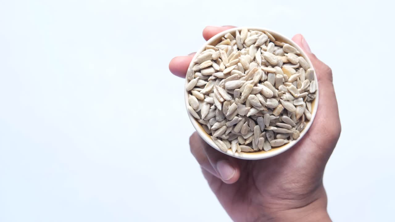 꽃씨 를 담은 그 을 들고 있는 손