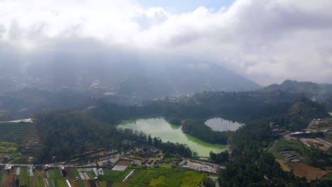montañas nebulosas y el lago rangá en indonesia, vista aérea a gran altitud