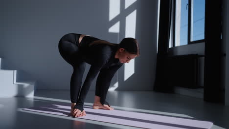 mujer practicando yoga en un estudio
