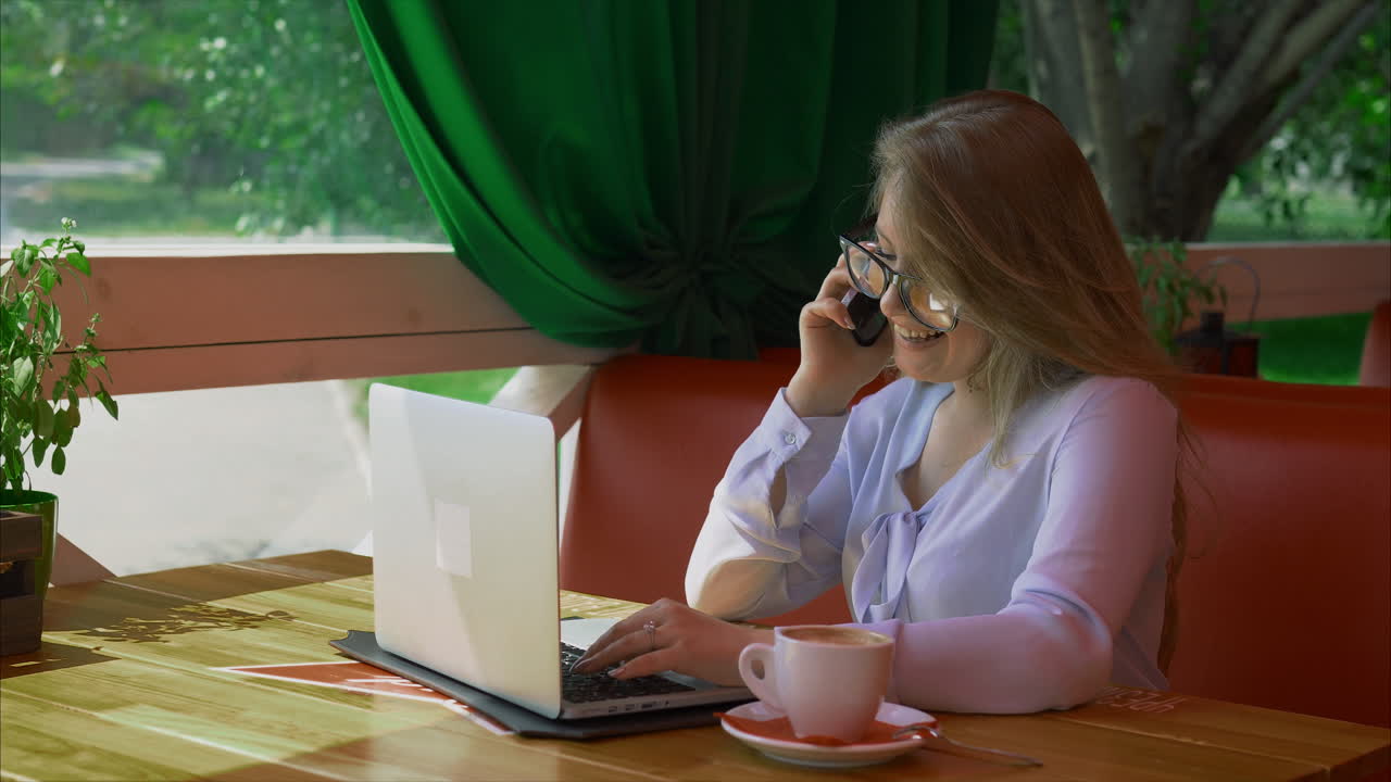 mujer trabajando en una cafetería