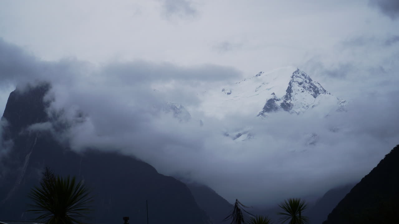 구름 속에 숨겨진 뉴질랜드 펨브로크 산의 장엄한 봉우리, 시간 경과