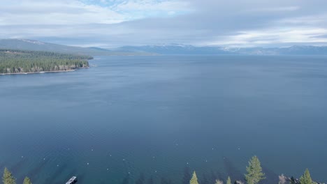 lago tahoe en un hermoso día de invierno lento pan de drone