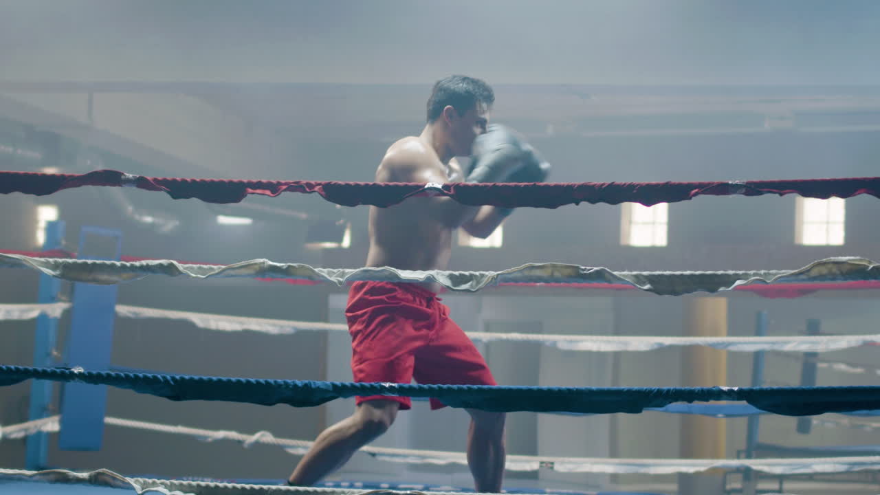 joven boxeador haciendo lucha de sombras mientras entrena