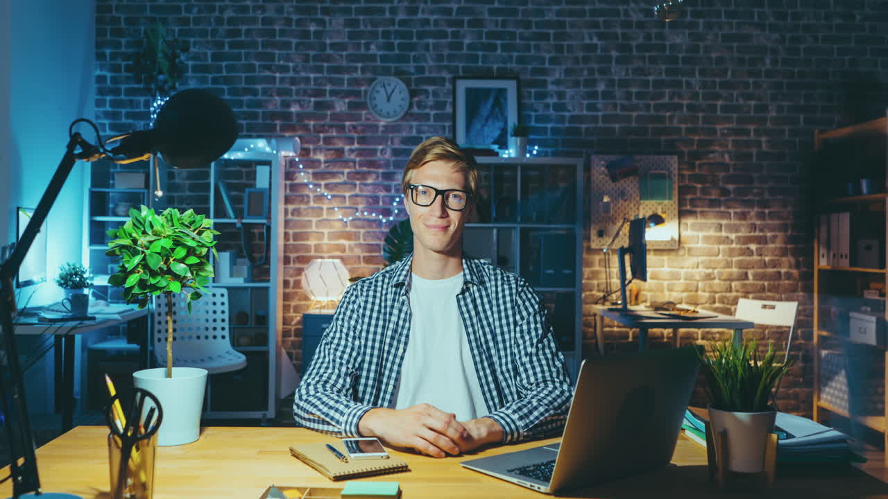 가정 사무실에서 늦은 밤까지 일하는 남자