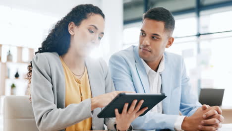 Tablet,-Diskussion-Und-Geschäftsleute-Im-Büro