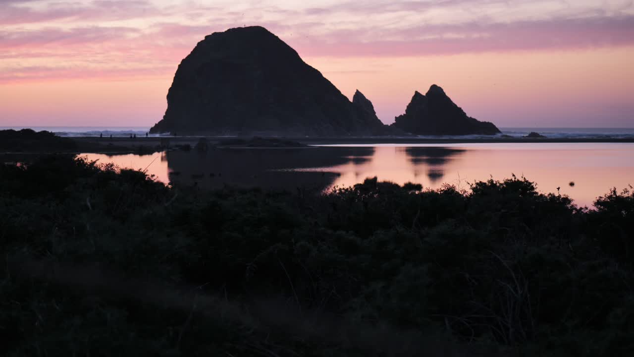 Kalliomuodostelma aidan läpi.