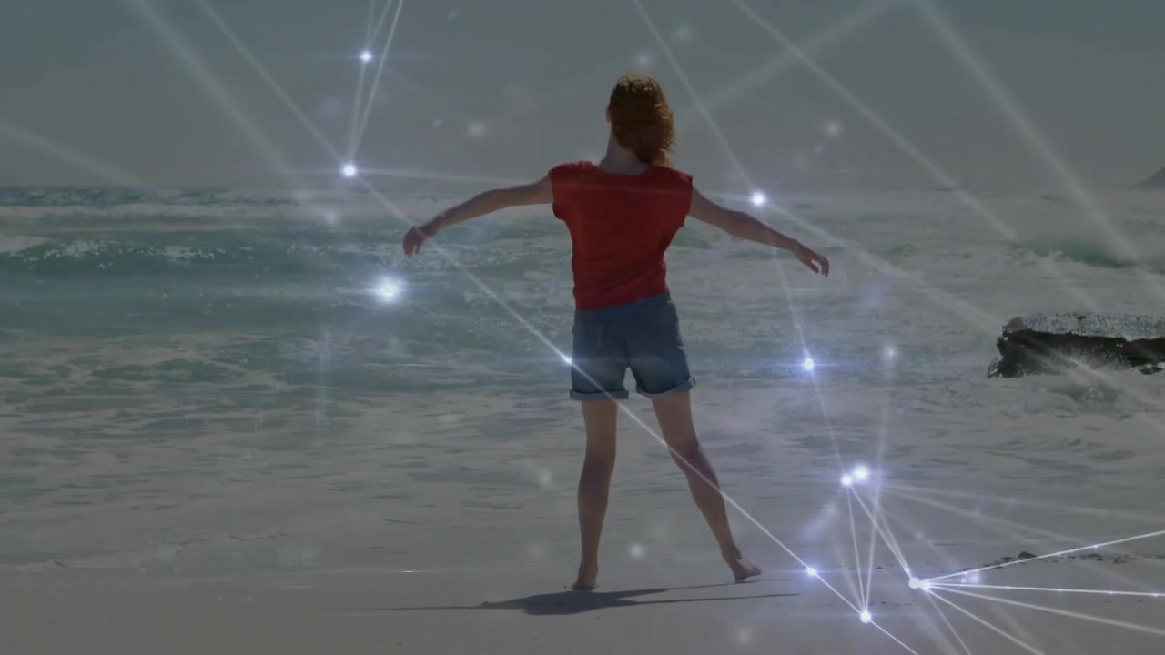 Donna adulta che cammina sulla riva, avviando una rete luminosa, nodi illuminati che fluttuano, mettendo in pausa la rotazione per il design