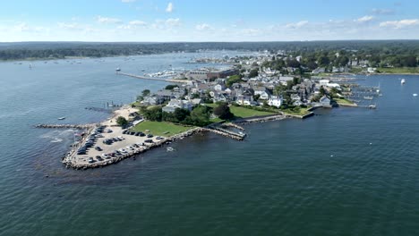 pan a la derecha a través del lado izquierdo de dubois punto stonington connecticut en un día soleado