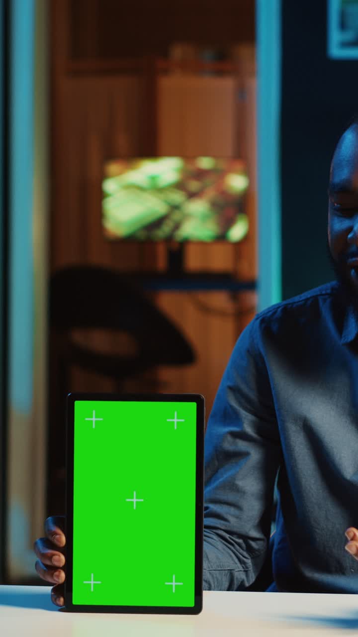 Video verticale Recensioni di influencer Tablet con green screen