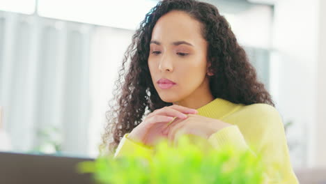 pensamiento, trabajo remoto y mujer de negocios en computadora portátil