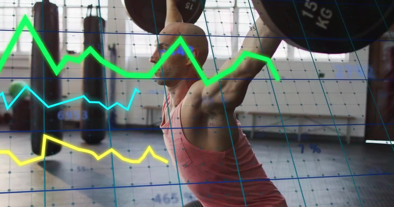 Allenatore che istruisce un atleta che esegue un sollevamento sopra la testa in una palestra, con grafici HUD che tracciano le metriche del bilanciere