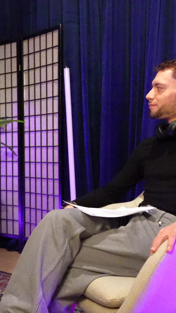 Donna e uomo che conversano in uno studio moderno