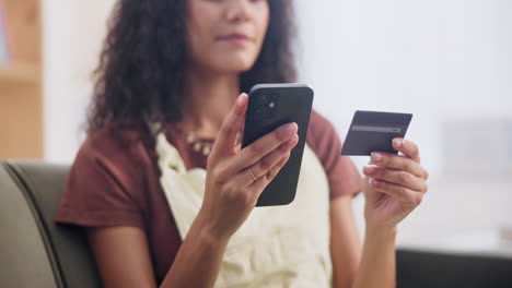 mujer haciendo pagos en línea usando teléfono móvil y tarjeta de crédito