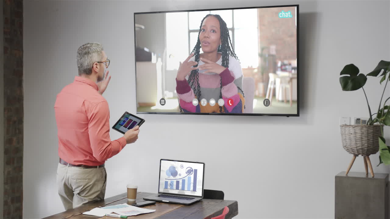 백인 사업가와 아프리카계 미국인 여성 동료의 비디오 통화