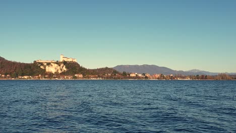 alejar la vista de la fortaleza de angera en la colina del lago maggiore, italia