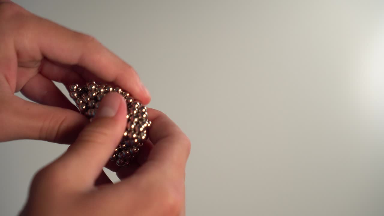 아이가 공의 자기 퍼즐을 연주합니다.