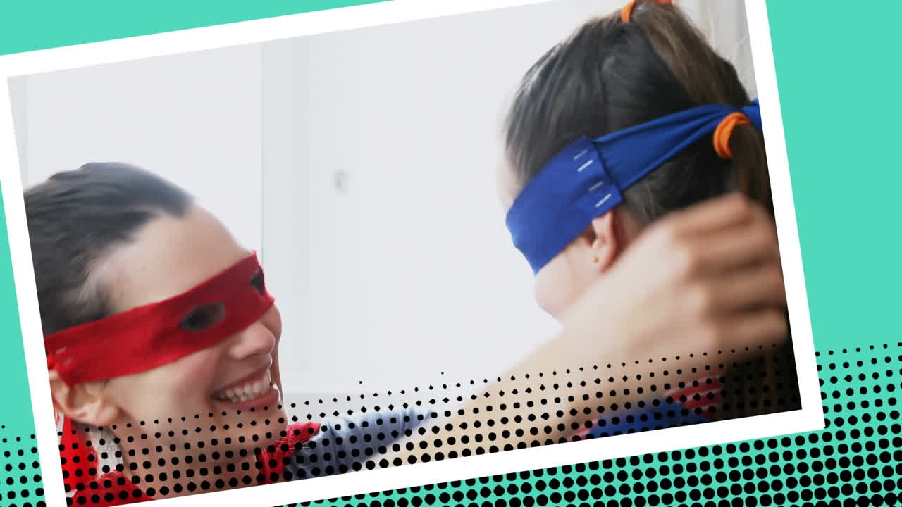 madre arreglando el disfraz de sus hijas