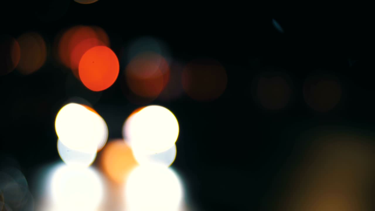 semáforos nocturnos de la ciudad desenfocados