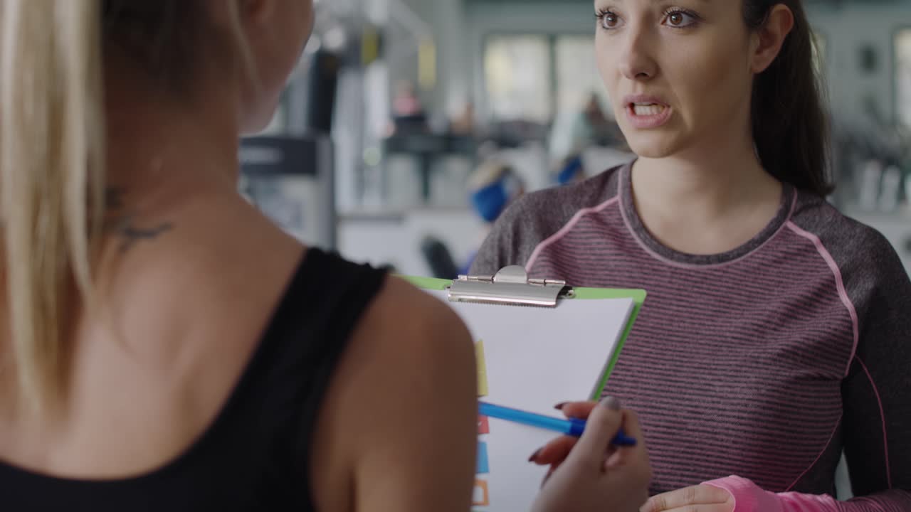 vista de la mano de un instructor de fitness dando consejos