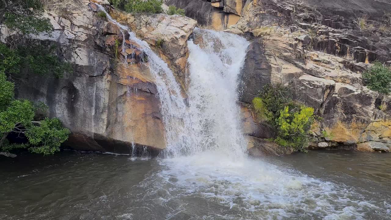 pequeña cascada con agua cayendo en cascada por la pared rocosa en las cataratas de emerald creek