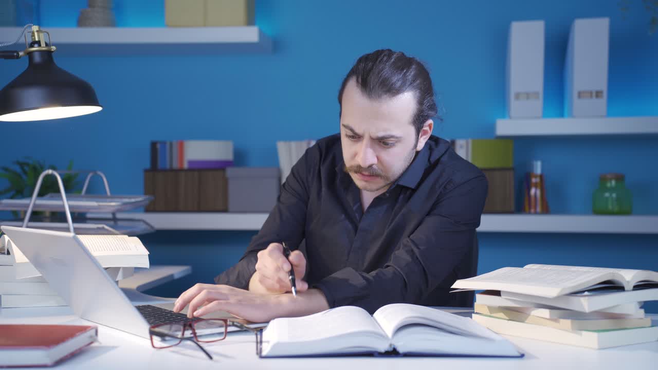 el joven historiador que lee el libro sobre la edad media está triste.