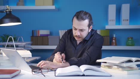 el joven historiador que lee el libro sobre la edad media está triste.