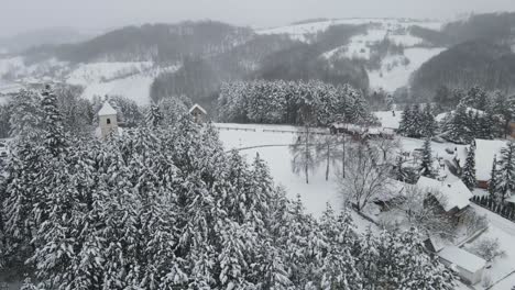 Von-Den-Wipfeln-Der-Schneebedeckten-Kiefern-Bis-Zur-Stadt-Mit-Der-Kirche