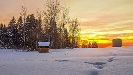 timelapse de puesta de sol de invierno con cabaña y bosque