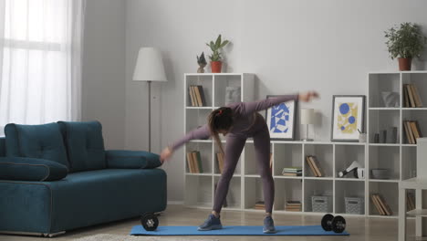 Una-Joven-Sexy-Está-Haciendo-Ejercicio-Físico-En-La-Sala-De-Estar-En-Casa-Por-La-Mañana,-Manteniendo-El-Estilo-De-Vida-Saludable-Y-En-Forma-De-Las-Mujeres-Jóvenes