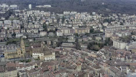 El-Romántico-Pueblo-De-Neuchâtel-Ubicado-En-El-Hermoso-Lago-Durante-La-Temporada-De-Invierno-En-El-Paisaje-Alpino-Suizo,-Suiza,-Europa