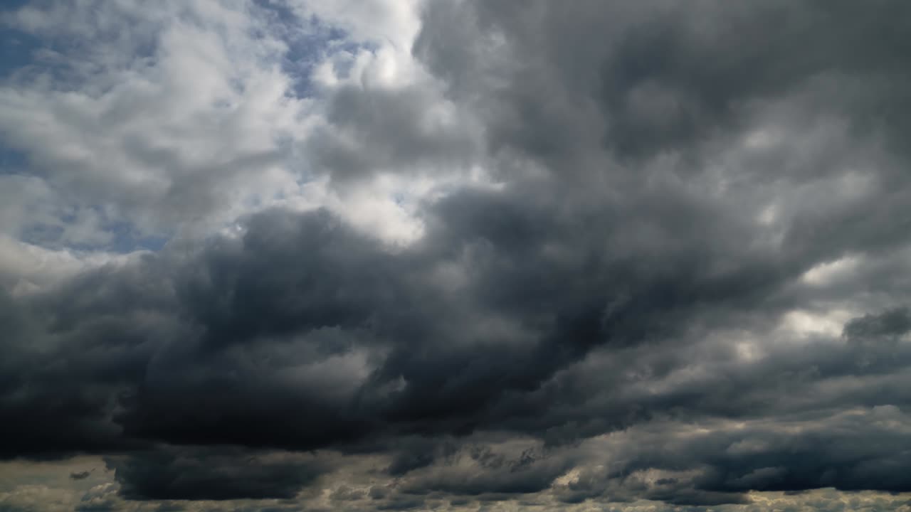 폭풍우와 함께 아름다운 어두운 극적인 하늘 비가 오기 전에 시간 경과
