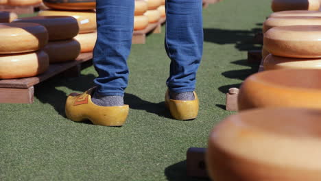 Männerfüße-In-Holländischen-Clogs-Auf-Dem-Käsemarkt-In-Gouda,-Niederlande