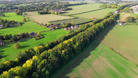 Escena-Del-Campo-De-Kent-En-Otoño-Desde-Un-Dron-Con-árboles-De-Colores-Otoñales-Y-Una-Vía-Férrea