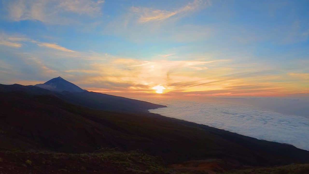 테네리페의 멋진 일몰, 테네리페 산 위에 두꺼운 구름이 회전하고 황금색의 색, 테네리페 국립공원, 카나리아 제도, 테네리페 섬, 스페인