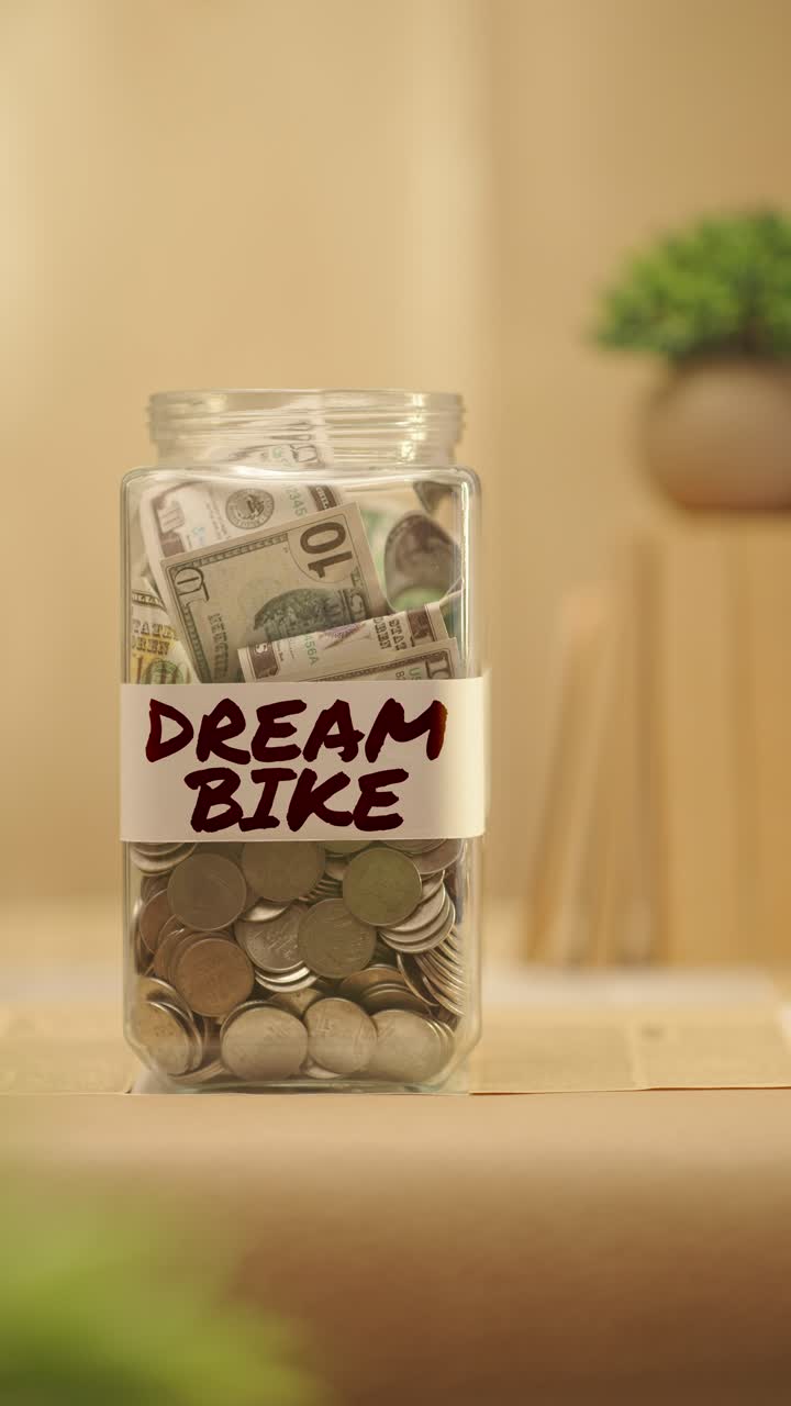꿈의 자전거를 위해 돈을 절약하는 사람의 수직 비디오